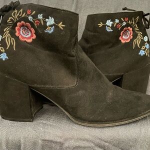 Unisa black, embroidered flower booties. Women’s size 9.